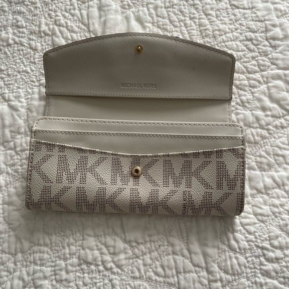 Michael Kors: wallet - Picture 2 of 4